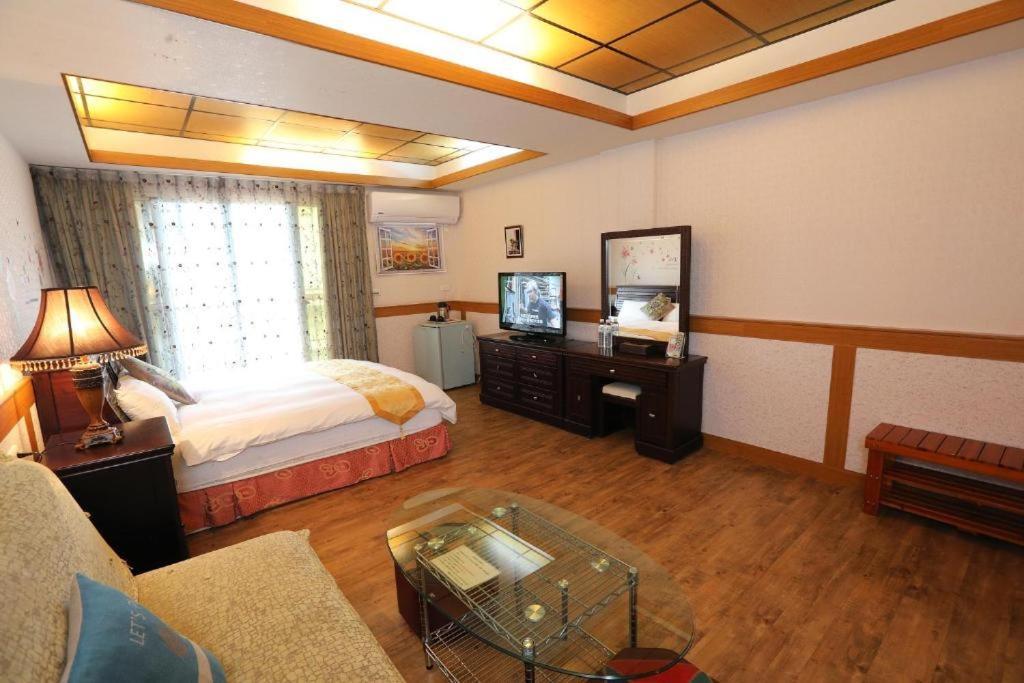 เฟิร์ส เพลซ บีแอนดืบี Apartment เมืองฮวาเหลียน ภายนอก รูปภาพ
