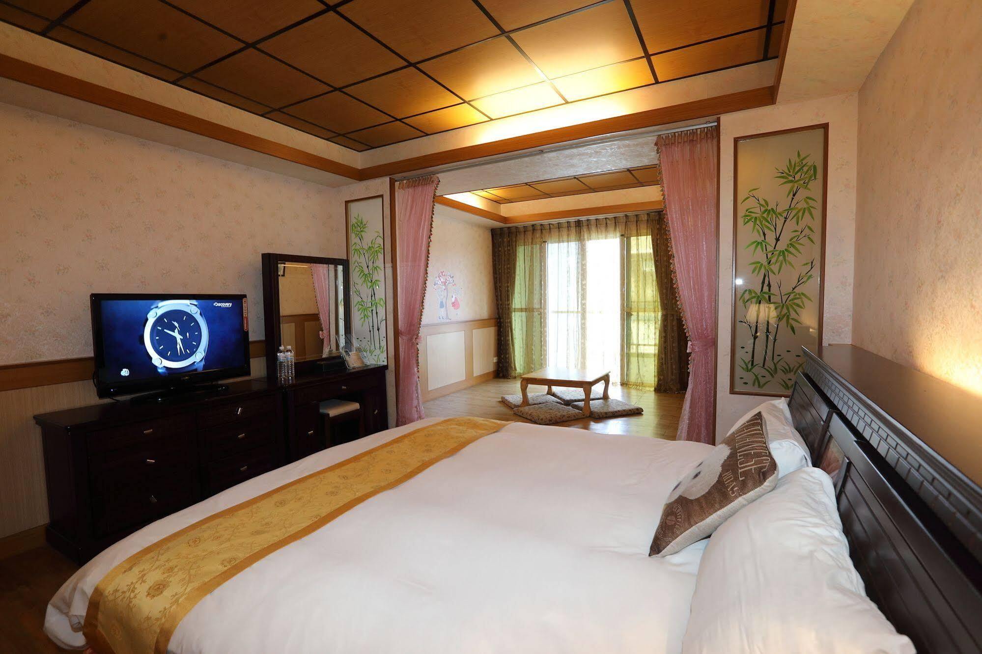 เฟิร์ส เพลซ บีแอนดืบี Apartment เมืองฮวาเหลียน ภายนอก รูปภาพ