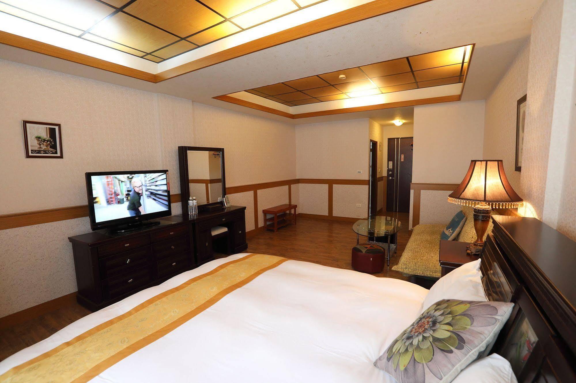 เฟิร์ส เพลซ บีแอนดืบี Apartment เมืองฮวาเหลียน ภายนอก รูปภาพ