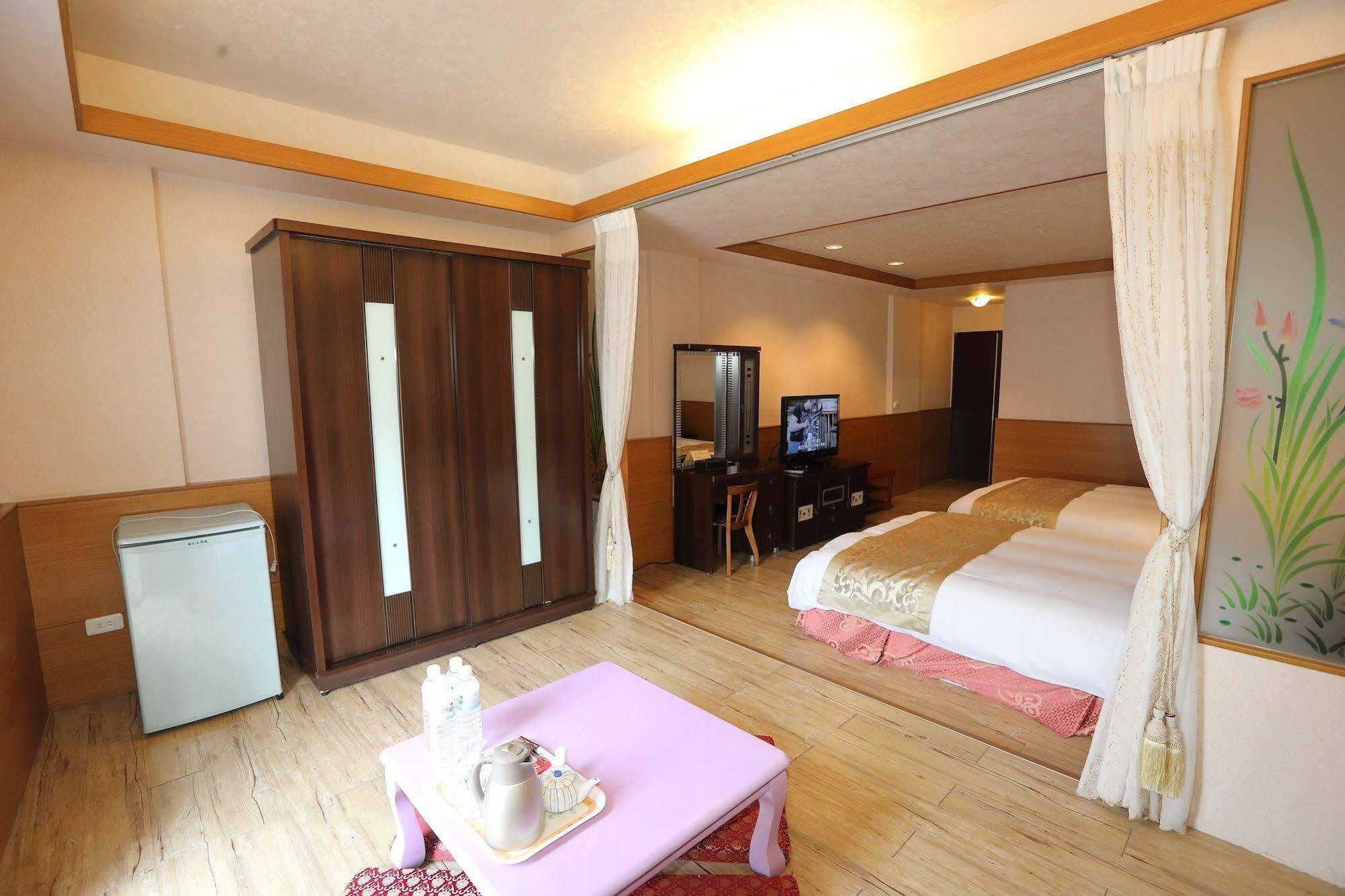 เฟิร์ส เพลซ บีแอนดืบี Apartment เมืองฮวาเหลียน ภายนอก รูปภาพ