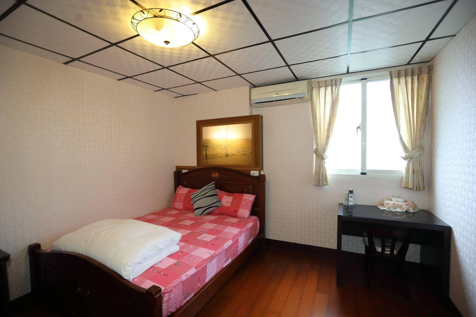 เฟิร์ส เพลซ บีแอนดืบี Apartment เมืองฮวาเหลียน ภายนอก รูปภาพ